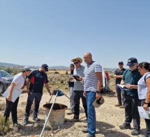 El presidente de la CHE, Carlos Arrazola, ha visitado los trabajos preparatorios para el bombeo en uno de los pozos de la cola del embalse de Calanda